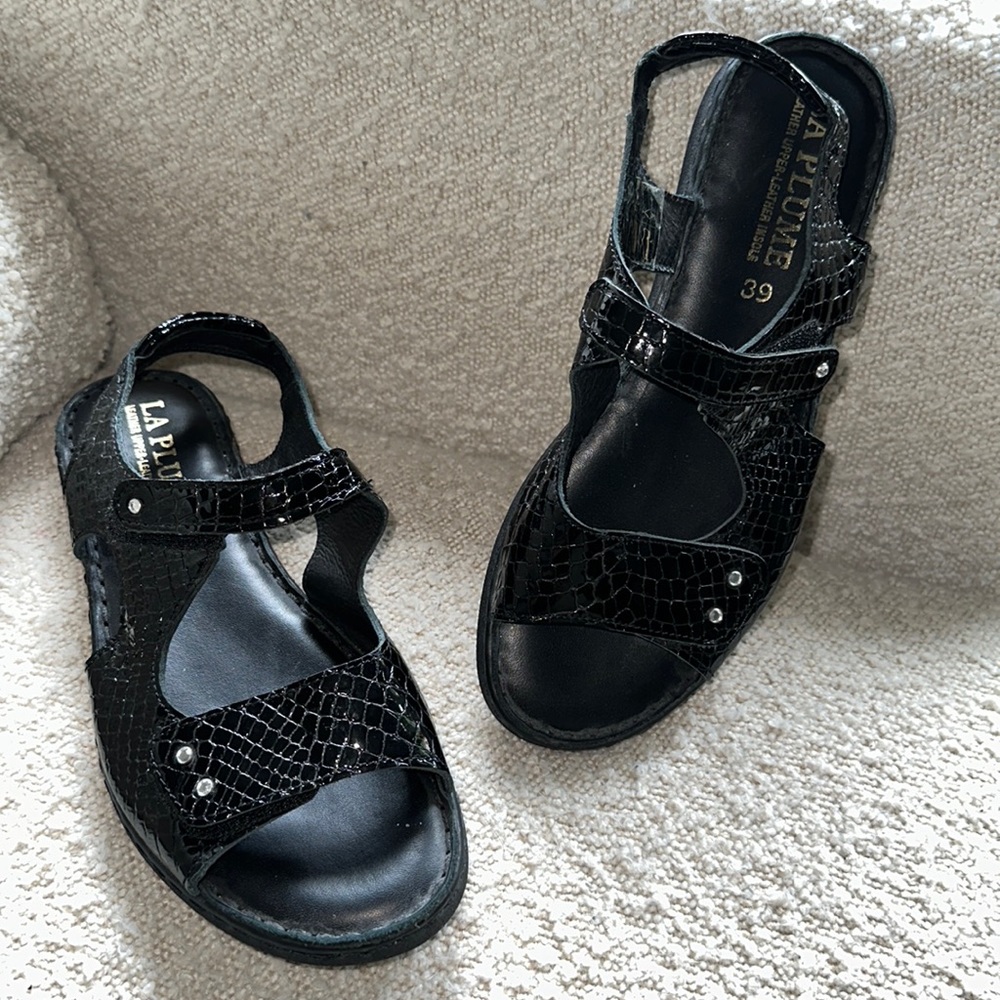 La Plume Italy black patent textured leather sling back sandals 🌸